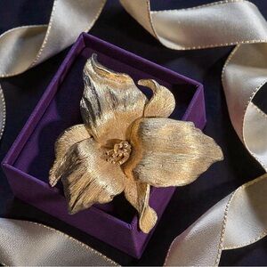 RARE stamped vintage Avon Gold Floral Brooch